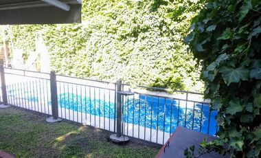 Vicente López - Sólido Chalet de 6 amb en 3 Plantas .- Amplio jardín, con Piscina!