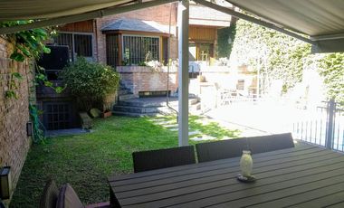 Vicente López - Sólido Chalet de 6 amb en 3 Plantas .- Amplio jardín, con Piscina!