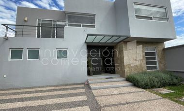 Casa en venta en Jurica Campestre, de 6 habitaciones, con recámara en planta baj