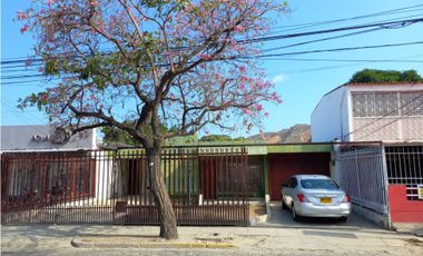 Se vende casa sobre la Av del Libertador, Santa Marta
