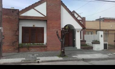 Casa  en Venta Haedo / Moron (A120 2674)