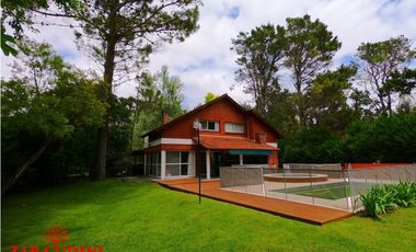 CARILO VENTA CASA 5 AMBIENTES CON PISCINA CLIMATIZADA Y JACUZZI
