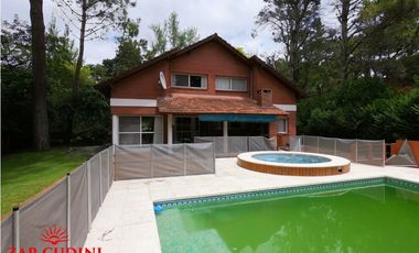 CARILO VENTA CASA 5 AMBIENTES CON PISCINA CLIMATIZADA Y JACUZZI