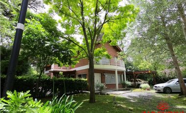 CARILO VENTA CASA 5 AMBIENTES CON PISCINA CLIMATIZADA Y JACUZZI