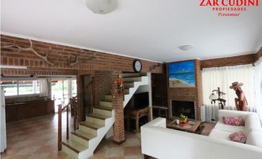 CARILO VENTA CASA 5 AMBIENTES CON PISCINA CLIMATIZADA Y JACUZZI