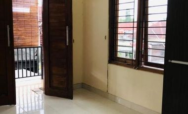 Rumah dua lantai semi furnish dlm komplek jl. Titi Bumi selatan