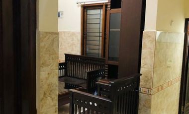 Rumah dua lantai semi furnish dlm komplek jl. Titi Bumi selatan
