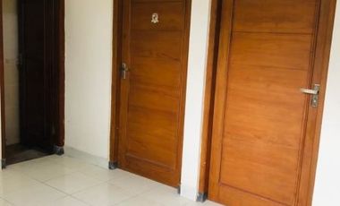 Rumah dua lantai semi furnish dlm komplek jl. Titi Bumi selatan