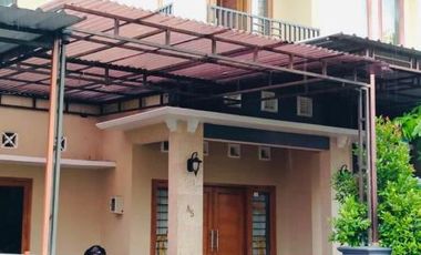 Rumah dua lantai semi furnish dlm komplek jl. Titi Bumi selatan