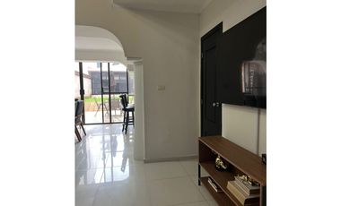 Encantadora casa con amplio terreno y paneles solares privada con vigilancia