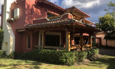 Casa de venta en Cumbayá, dentro de la Urbanización La Viña