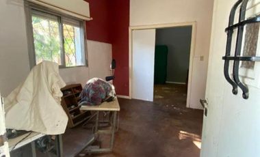 VENTA - CASA AMERICANA DE 3 AMBIENTES CON DEPARTARMENTO DE 3 AMBIENTES - HAEDO CENTRO