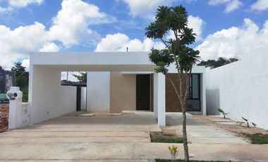 Casa en venta de una planta con amenidades en Cholul, Mérida
