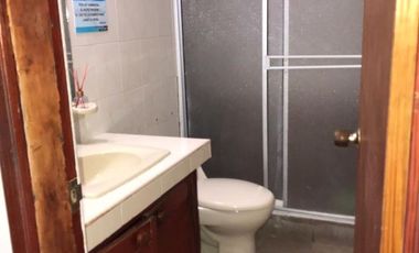SE ALQUILAN HABITACIONES POR NOCHE DE ACOMODACION DE PAREJA Y ACOMODACION MULTIPLE, EXCELNTE UBICACION