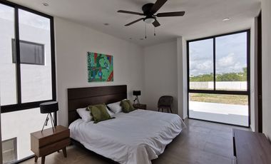 Casa en venta de 3 recámaras en privada con amenidades en Cholul