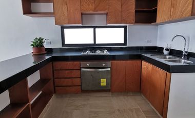 Casa en venta de 3 recámaras en privada con amenidades en Cholul