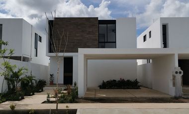 Casa en venta de 3 recámaras en privada con amenidades en Cholul