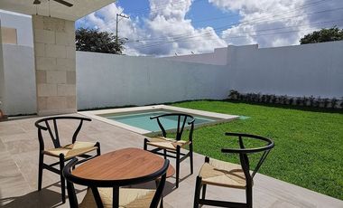 Casa en venta de 3 recámaras en privada con amenidades en Cholul