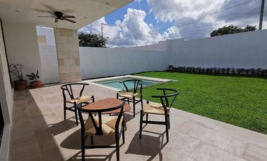 Casa en venta de 3 recámaras en privada con amenidades en Cholul