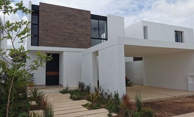 Casa en venta de 3 recámaras en privada con amenidades en Cholul