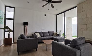 Casa en venta de 3 recámaras en privada con amenidades en Cholul