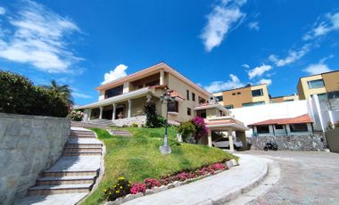 Casa de lujo ideal para Restaurante, con Cancha Interna, Área de Juegos, Cine, Piscina Norte Quito