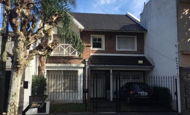 Chalet de 4 dormitorios y cochera en centro Lanus Oeste