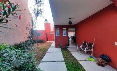 Se vende casa, con pequeño jardín, San Miguel de Allende