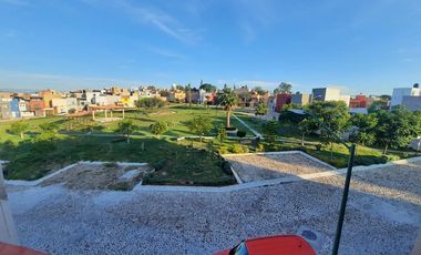 Se vende casa, con pequeño jardín, San Miguel de Allende