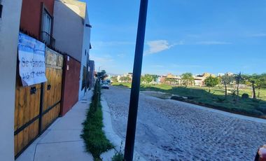 Se vende casa, con pequeño jardín, San Miguel de Allende
