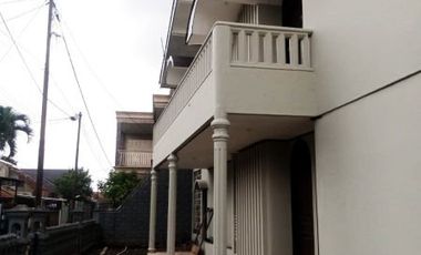 Di Sewakan Rumah Besar 4 Kamar Cocok Untuk Kantor di Jl. Kembar Baru Bandung