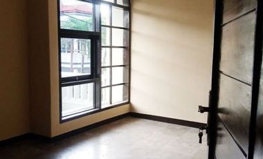 Di Sewakan Rumah Besar 4 Kamar Cocok Untuk Kantor di Jl. Kembar Baru Bandung