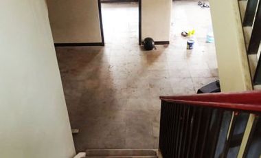 Di Sewakan Rumah Besar 4 Kamar Cocok Untuk Kantor di Jl. Kembar Baru Bandung
