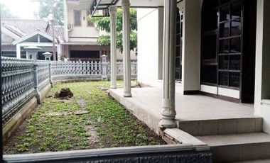 Di Sewakan Rumah Besar 4 Kamar Cocok Untuk Kantor di Jl. Kembar Baru Bandung