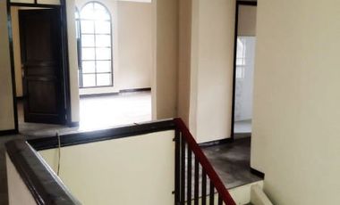 Di Sewakan Rumah Besar 4 Kamar Cocok Untuk Kantor di Jl. Kembar Baru Bandung