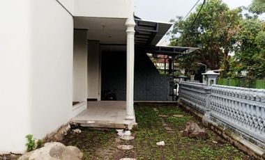 Di Sewakan Rumah Besar 4 Kamar Cocok Untuk Kantor di Jl. Kembar Baru Bandung