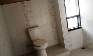 Di Sewakan Rumah Besar 4 Kamar Cocok Untuk Kantor di Jl. Kembar Baru Bandung