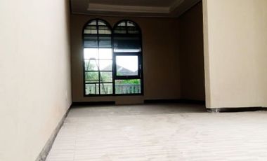 Di Sewakan Rumah Besar 4 Kamar Cocok Untuk Kantor di Jl. Kembar Baru Bandung