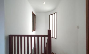 Disewakan Town House di Ampera Dengan Kolam Renang & Kondisi Semi Furnished HSE-A0483