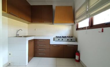 Disewakan Town House di Ampera Dengan Kolam Renang & Kondisi Semi Furnished HSE-A0483