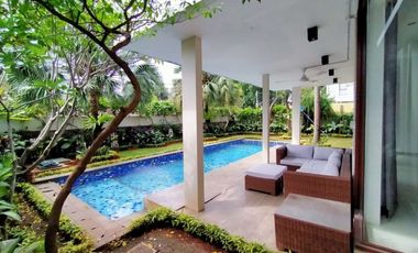 Disewakan Town House di Ampera Dengan Kolam Renang & Kondisi Semi Furnished HSE-A0483