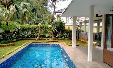 Disewakan Town House di Ampera Dengan Kolam Renang & Kondisi Semi Furnished HSE-A0483
