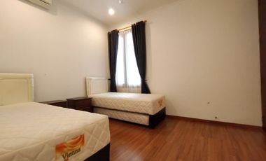 Disewakan Town House di Ampera Dengan Kolam Renang & Kondisi Semi Furnished HSE-A0483