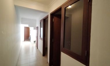 Disewakan Town House di Ampera Dengan Kolam Renang & Kondisi Semi Furnished HSE-A0483
