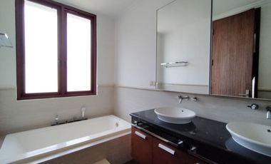 Disewakan Town House di Ampera Dengan Kolam Renang & Kondisi Semi Furnished HSE-A0483