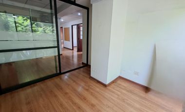 125 Mts2, 5 Privados, 9 estaciones de trabajo, 2baños