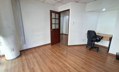 125 Mts2, 5 Privados, 9 estaciones de trabajo, 2baños
