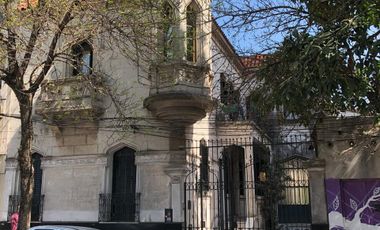 Imponente casa de estilo en Alvear y Mendoza
