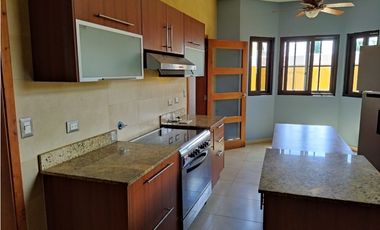 Se Alquila Casa Dúplex en Costa Sur $ 2.500 AB