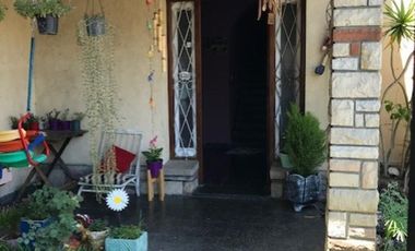 CASA AL FRENTE    CASA AL FRENTE CON JARDIN Y PATIO